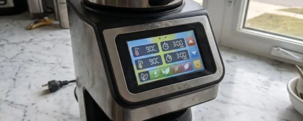 Écran tactile d'une machine à thé affichant la température réglée à 75 degrés Celsius et un compte à rebours de deux minutes trente